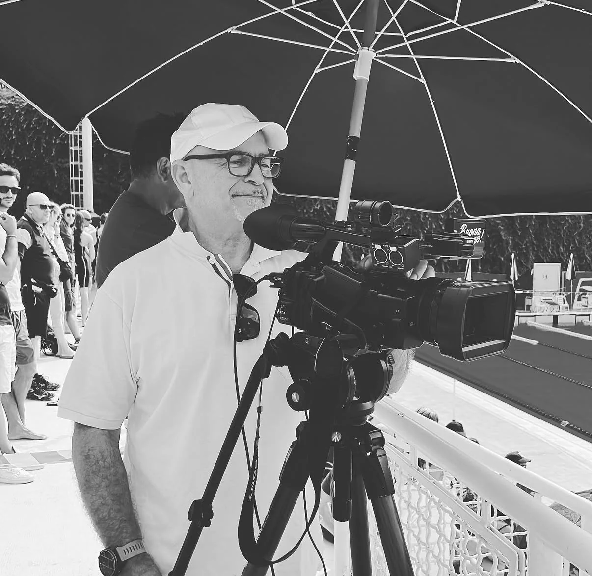 Operatore con videocamera al lavoro durante una manifestazione sportiva.