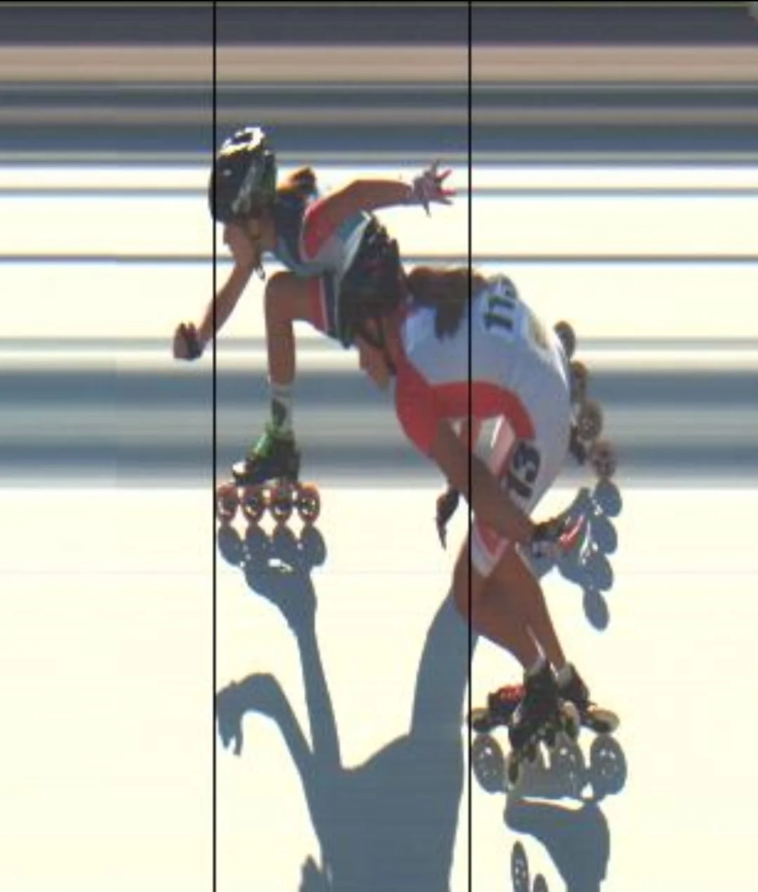 Due atlete del pattinaggio in linea in un momento ravvicinato della competizione.