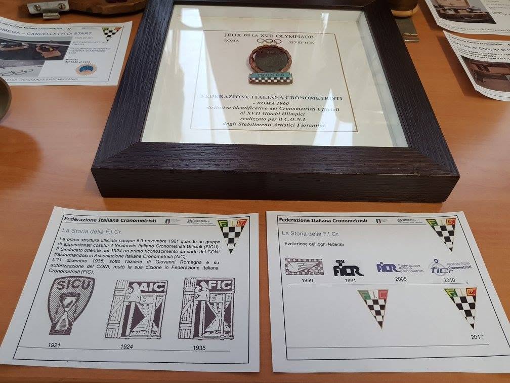 Medaglia commemorativa con pannelli sulla storia della Federazione Italiana Cronometristi.