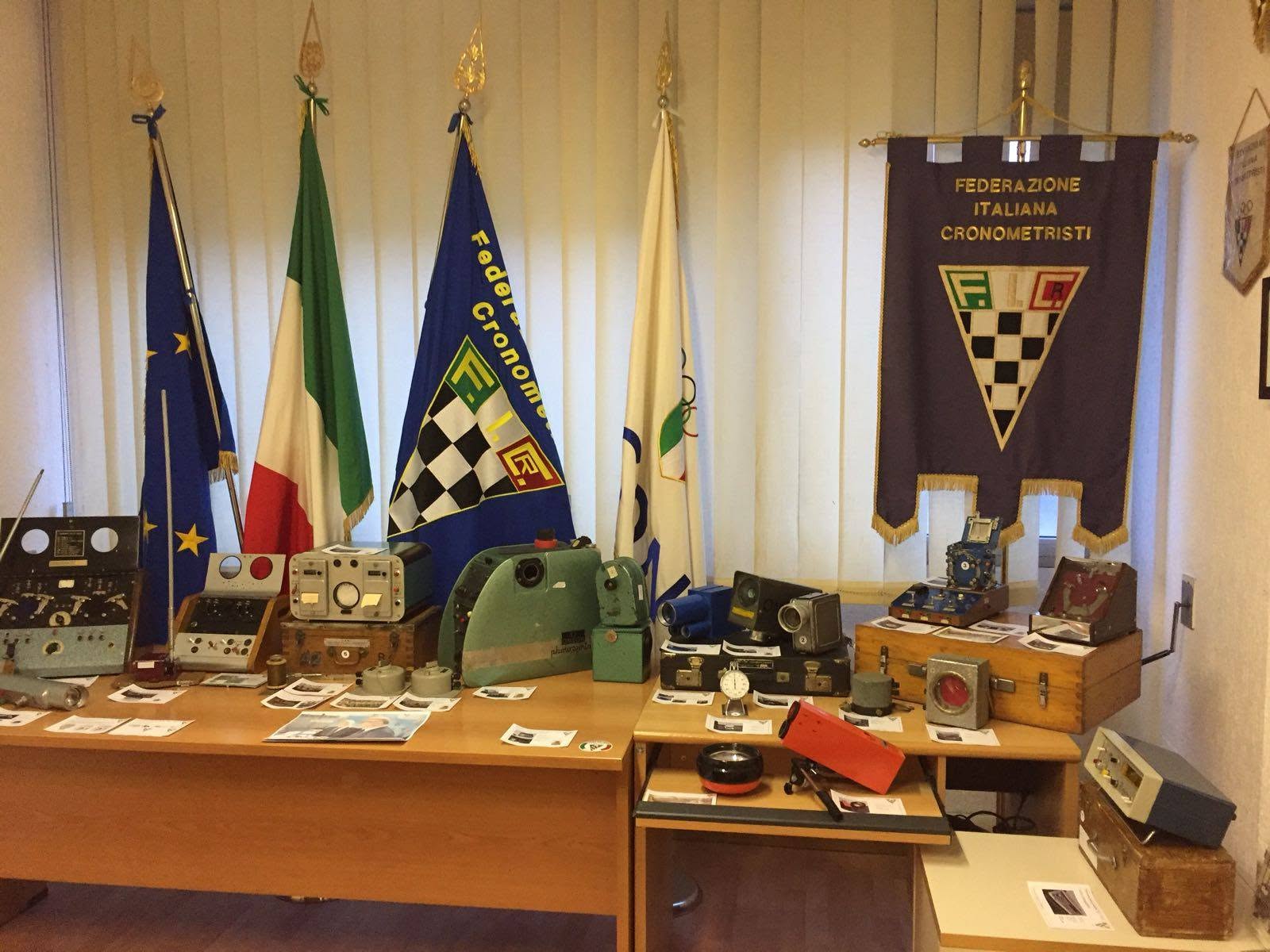 Sala con bandiere federali e strumentazioni storiche del cronometraggio.